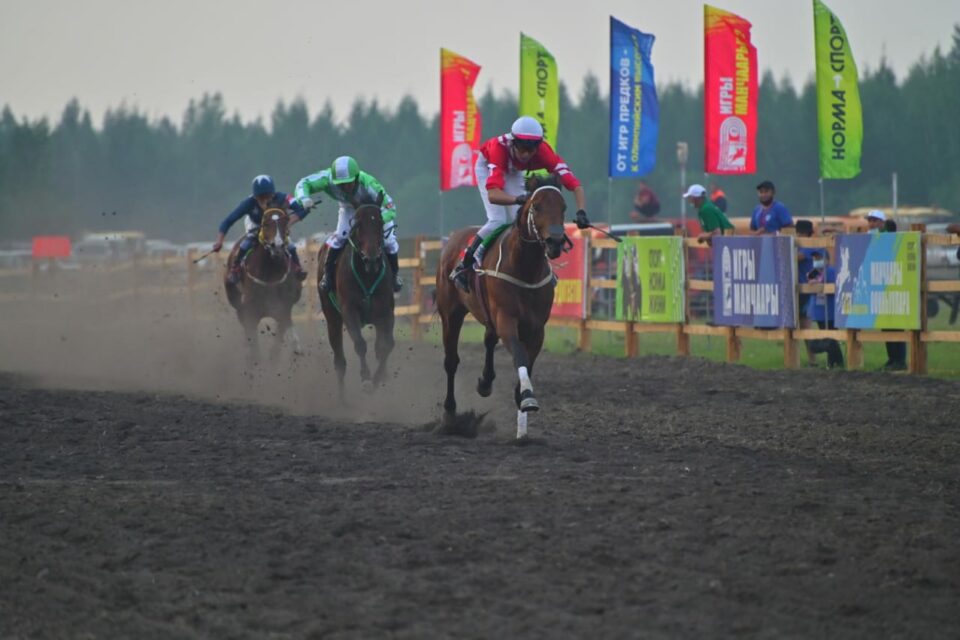 Команда Чурапчинского района одержала победу на конных скачках Игр Манчаары