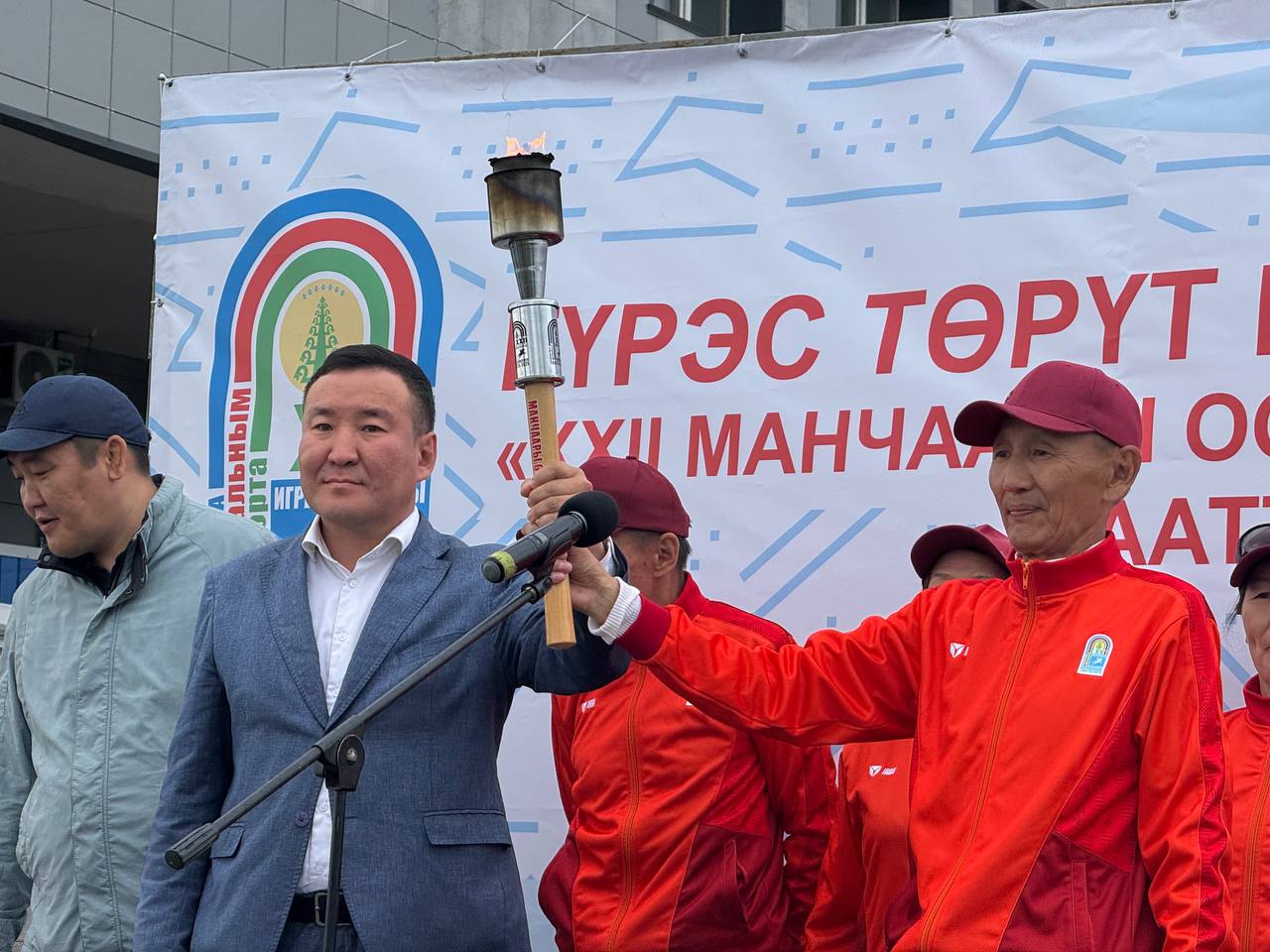 Огонь Игр Манчаары прибыл в столицу: Якутск торжественно встретил эстафету Спартакиады