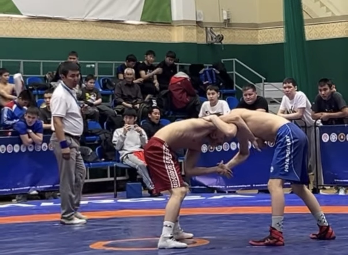 Порядка 200 юных борцов выявили сильнейших на первенстве Якутии по хапсагаю «Эрчимэн Бэргэн»